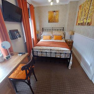 Zimmer mit Kingsize-Bett
